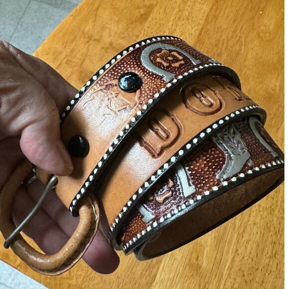 Western Cowgirl Tooled Leather Belt Size 34 Donna Horses Boots Horseshoes Hats - Picture 3 of 11